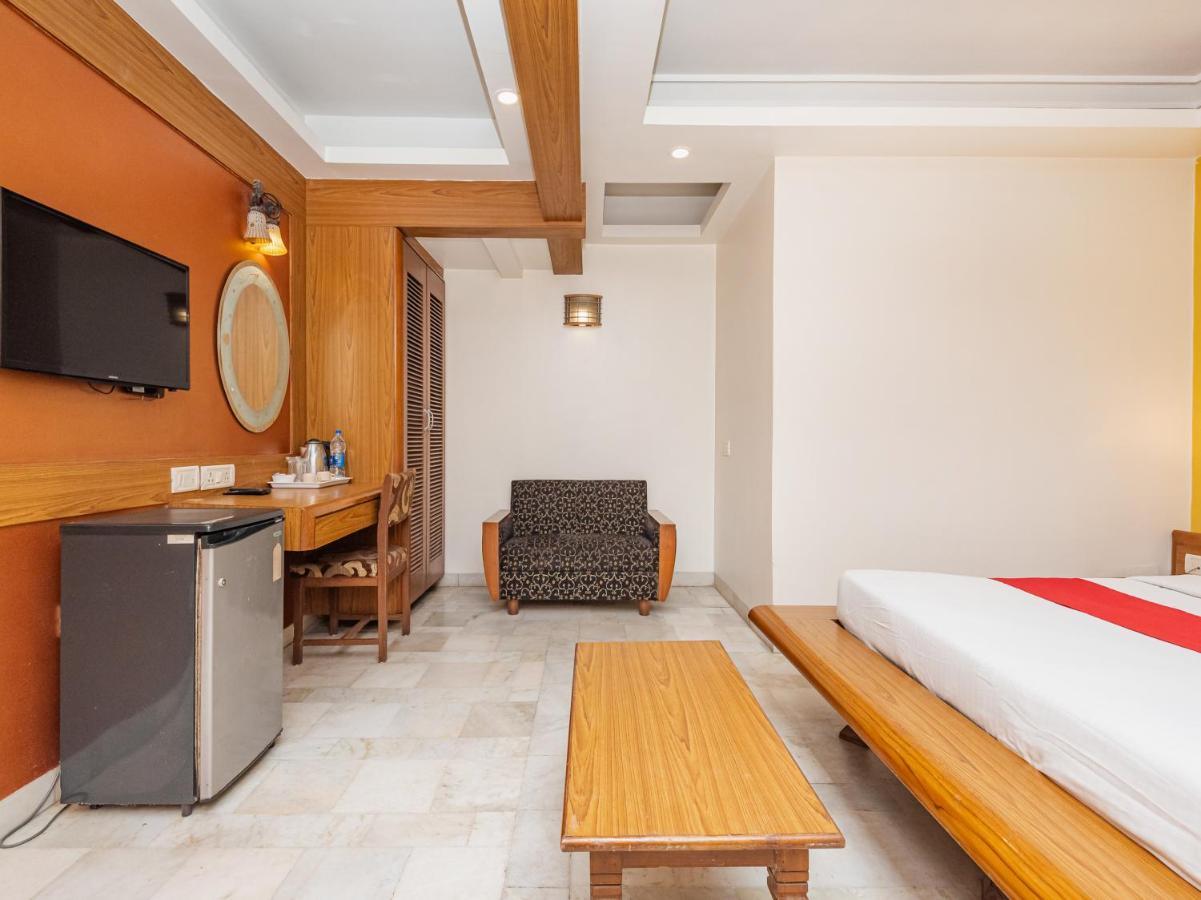 Hotel Balwas Surate Exterior foto