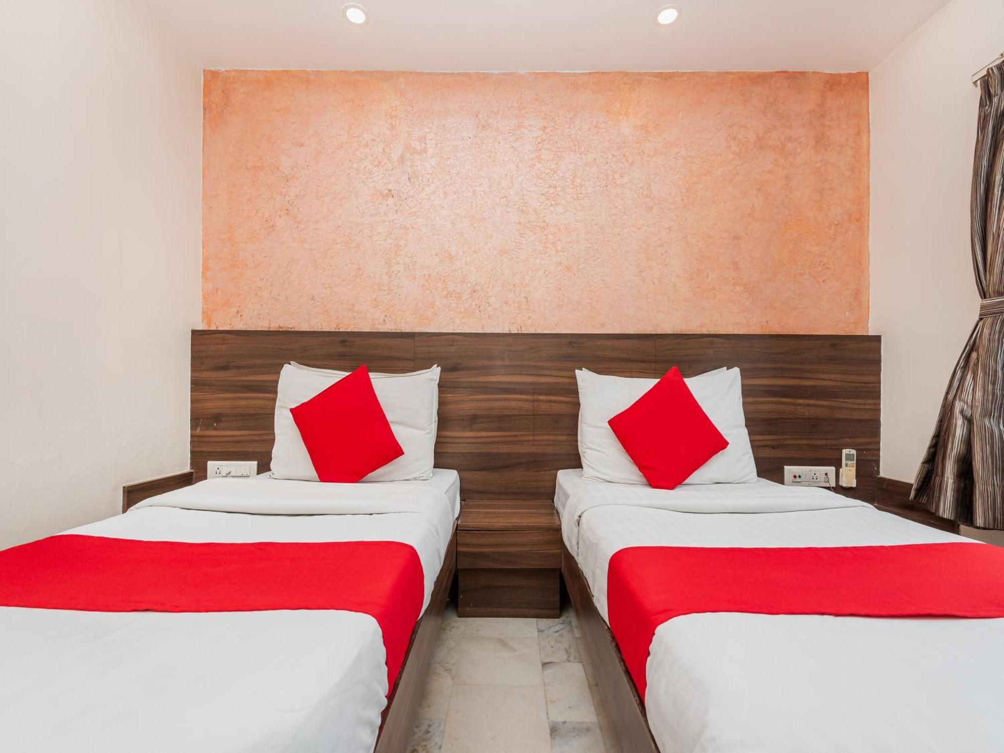 Hotel Balwas Surate Exterior foto