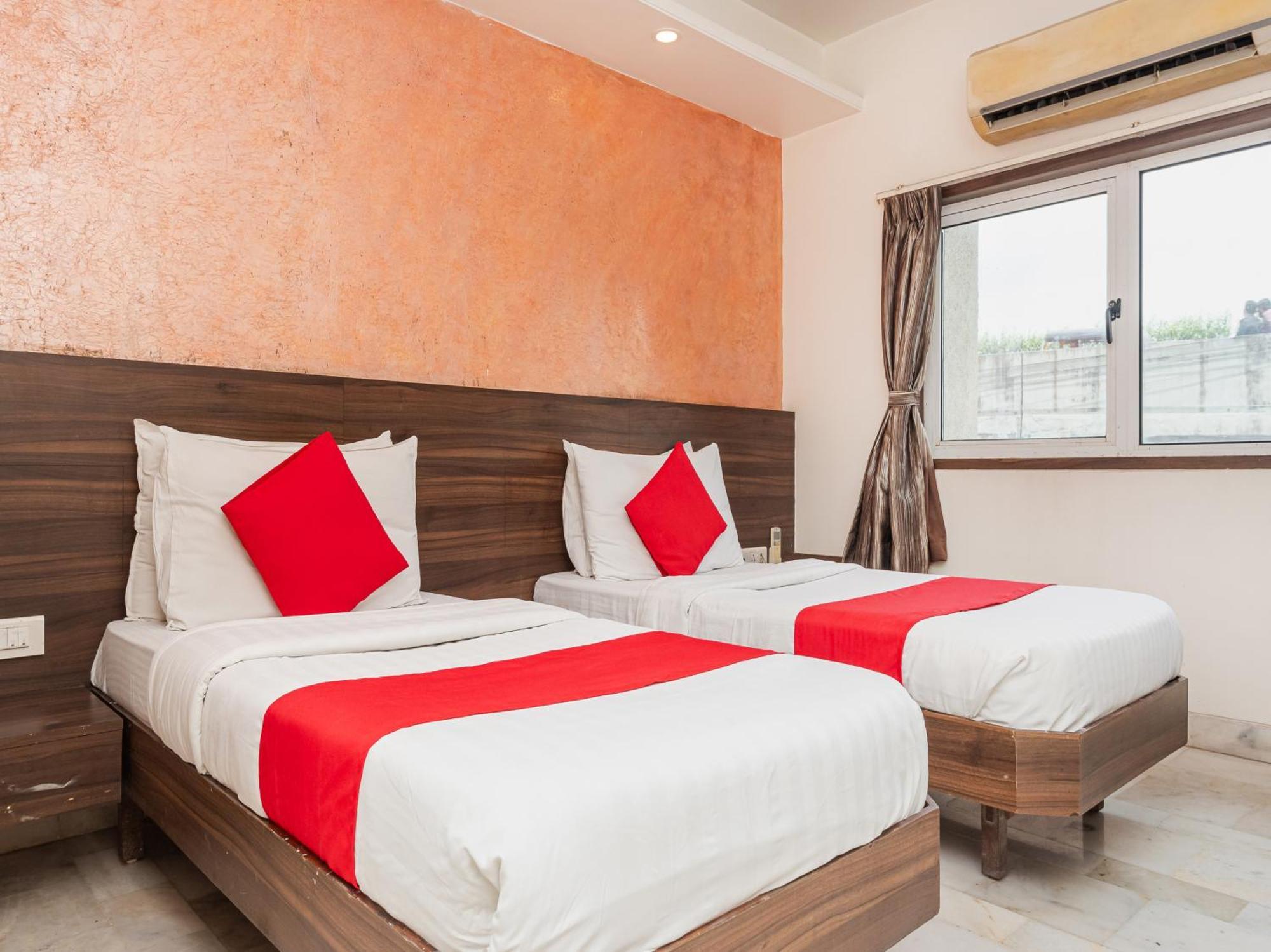 Hotel Balwas Surate Exterior foto