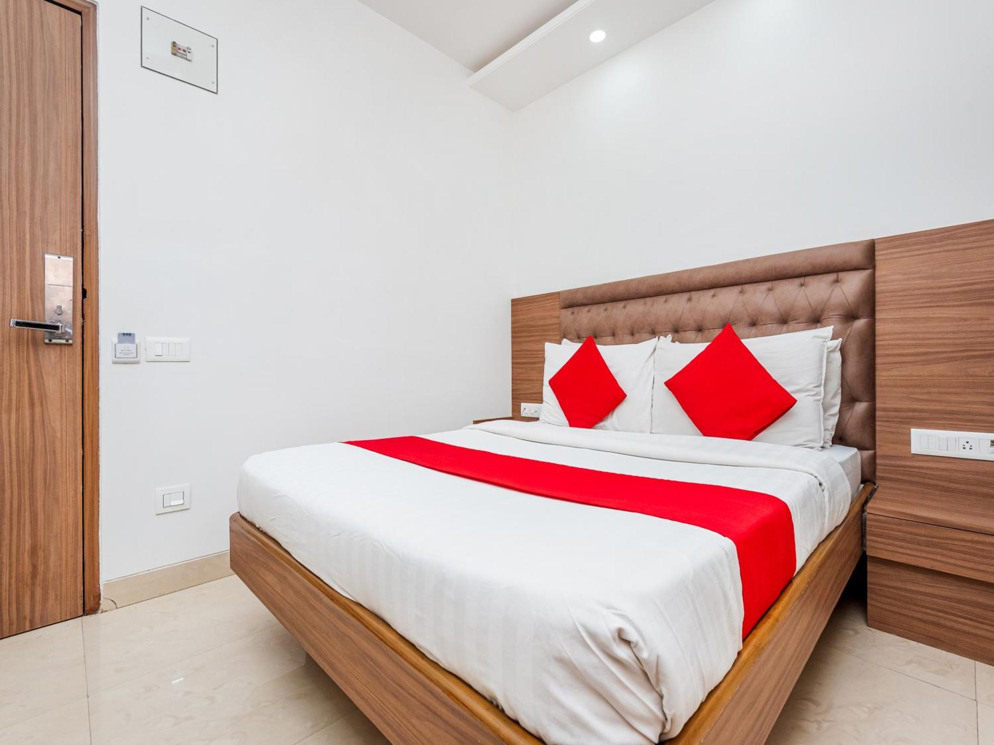 Hotel Balwas Surate Exterior foto